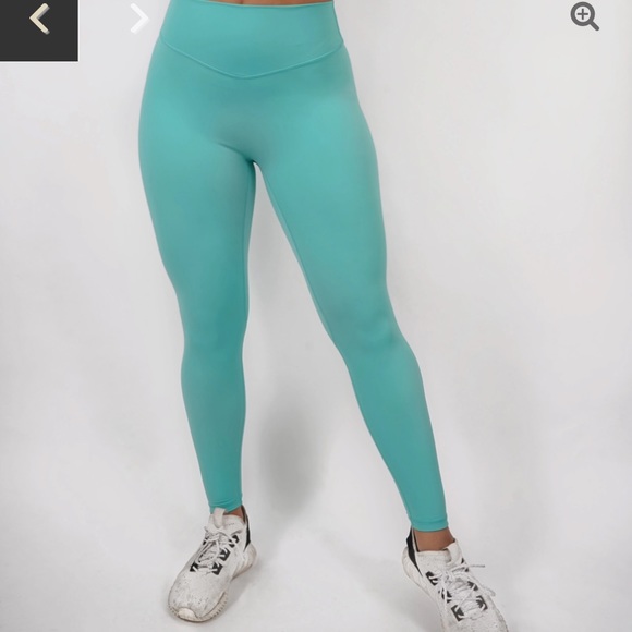 Tier Activewear Set - Picture 5 of 6